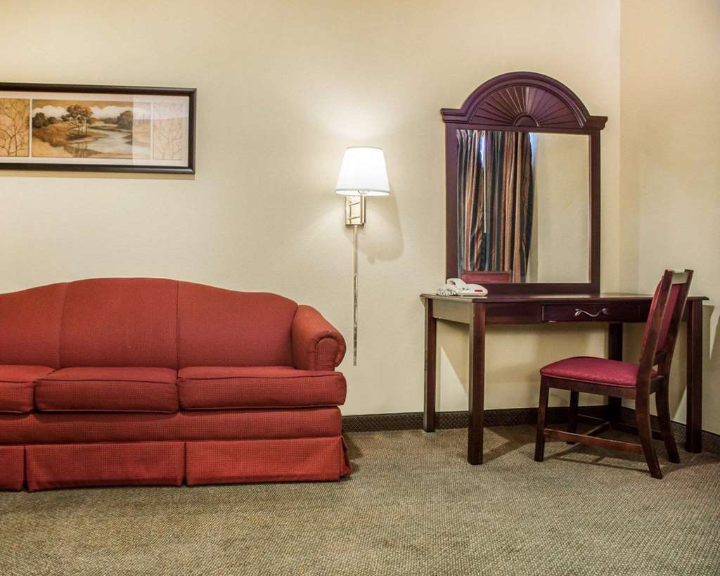 econo lodge inn and suites airport