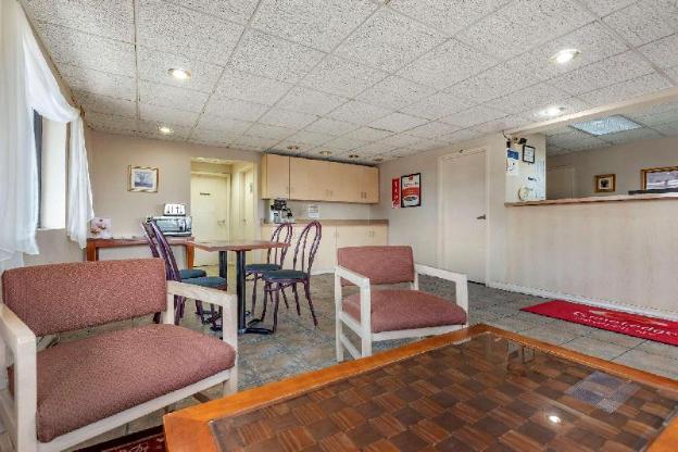 econo lodge dewitt i 90