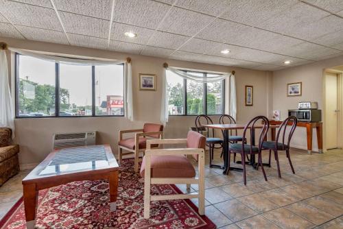 econo lodge dewitt i 90