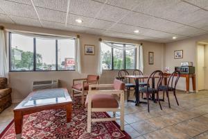econo lodge dewitt i 90