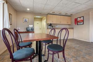 econo lodge dewitt i 90