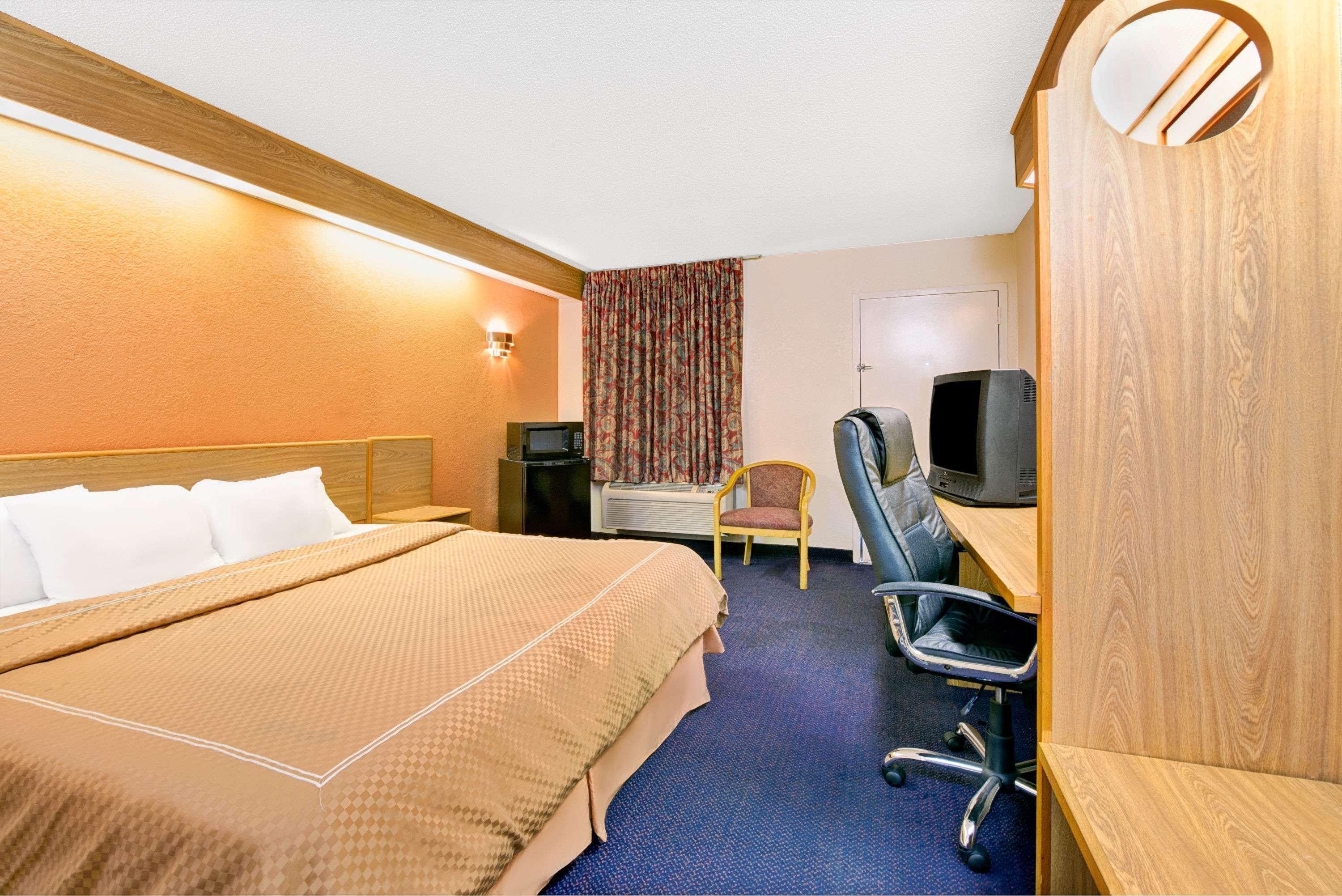 Days Inn By Wyndham Charlotte Northlake,Mecklenburg County>>Charlotte,2 star