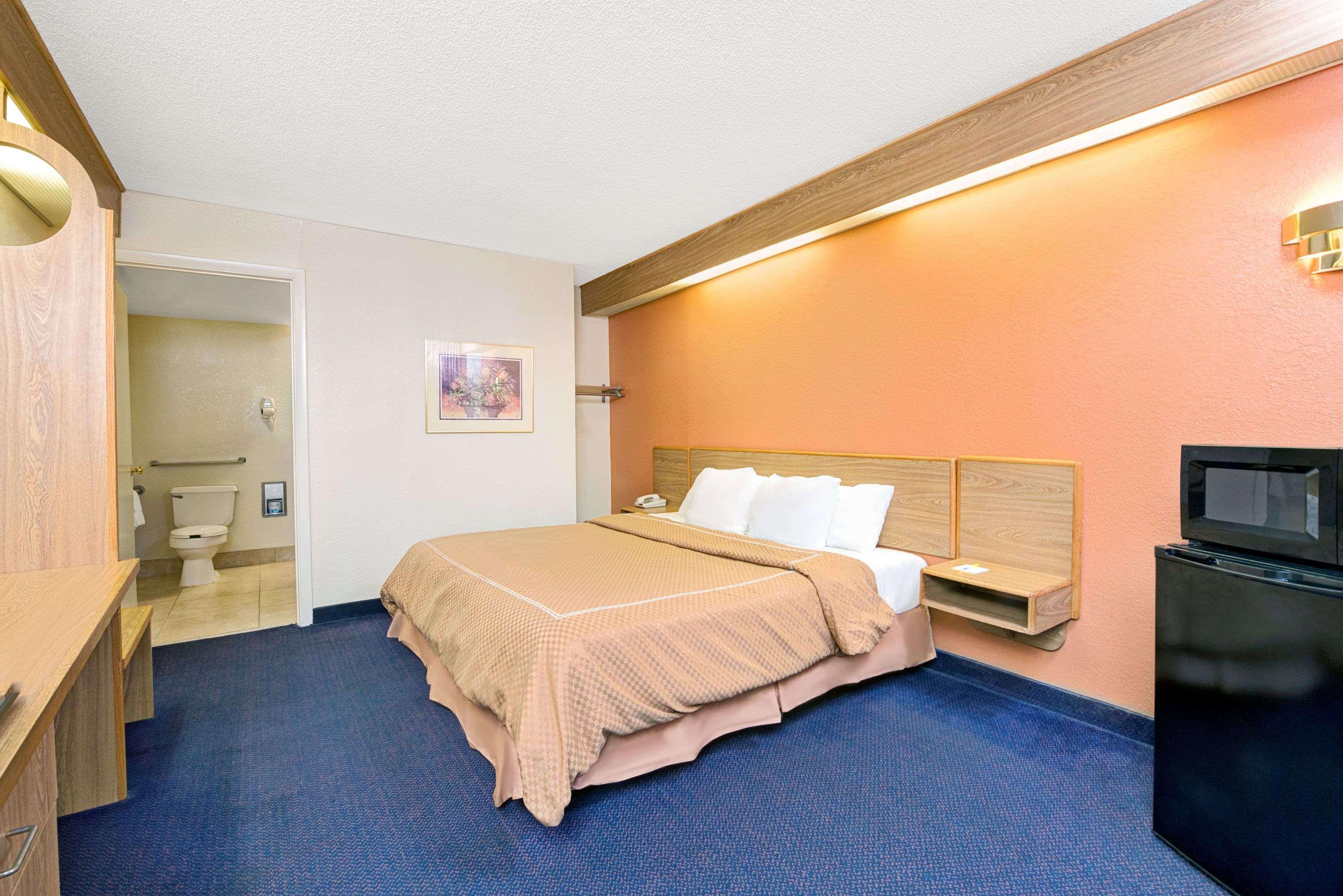 Days Inn By Wyndham Charlotte Northlake,Mecklenburg County>>Charlotte,2 star