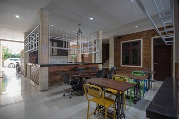reddoorz plus near cambridge city square 2
