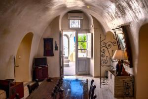 Heliophos Boutique Caves,Fira>>Finikia,3 star