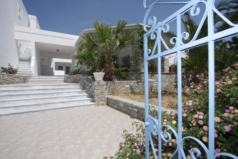 manos syros
