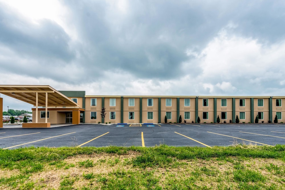 Quality Inn Bucyrus North,Near Golf Club Of Bucyrus,3 star
