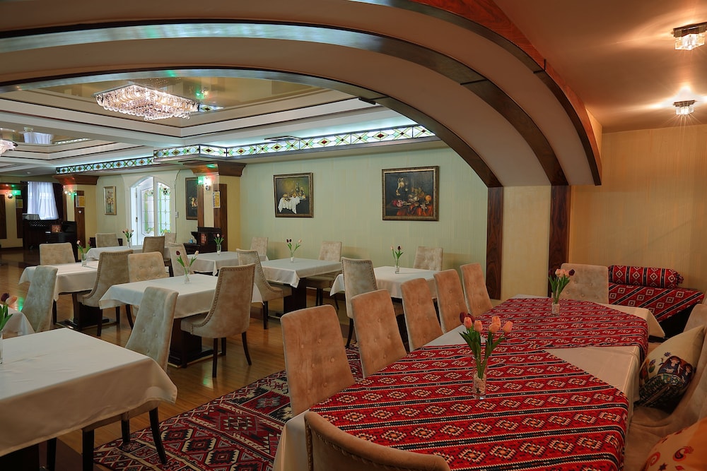ganjali plaza hotel