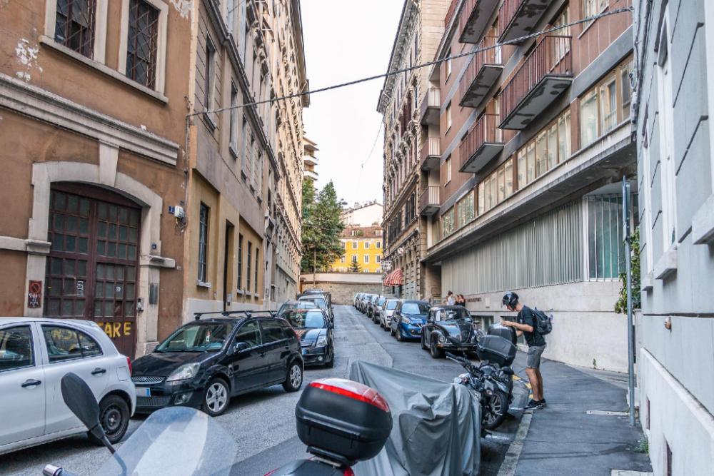 pregiata camera con bagno privato blu di prussia