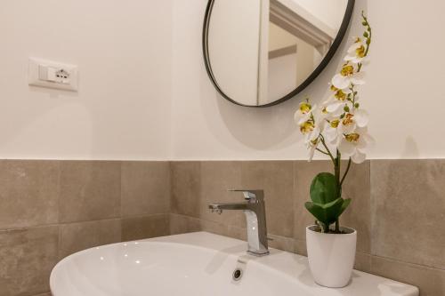 pregiata camera con bagno privato blu di prussia