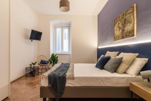 pregiata camera con bagno privato blu di prussia
