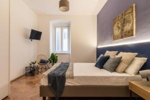 pregiata camera con bagno privato blu di prussia