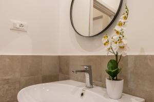pregiata camera con bagno privato blu di prussia