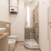 pregiata camera con bagno privato blu di prussia