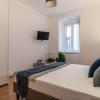 pregiata camera con bagno privato blu di prussia