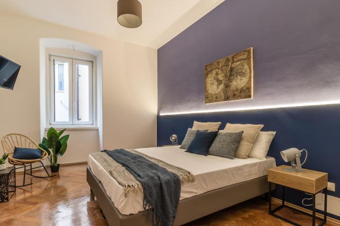 pregiata camera con bagno privato blu di prussia