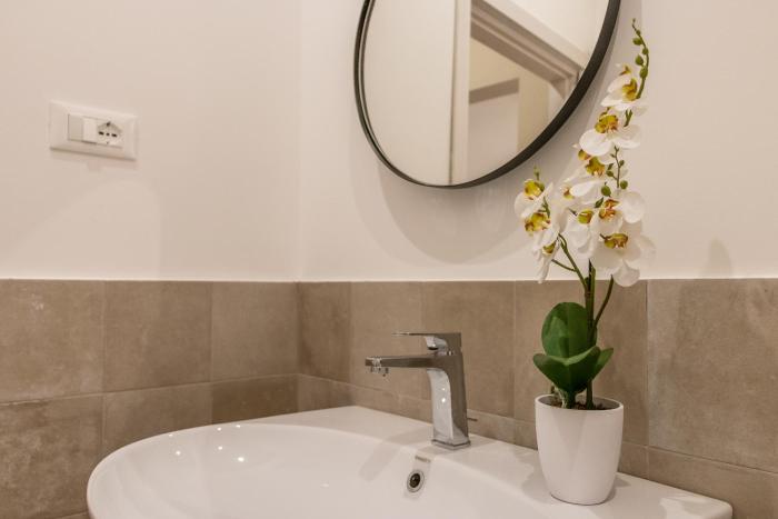 pregiata camera con bagno privato blu di prussia