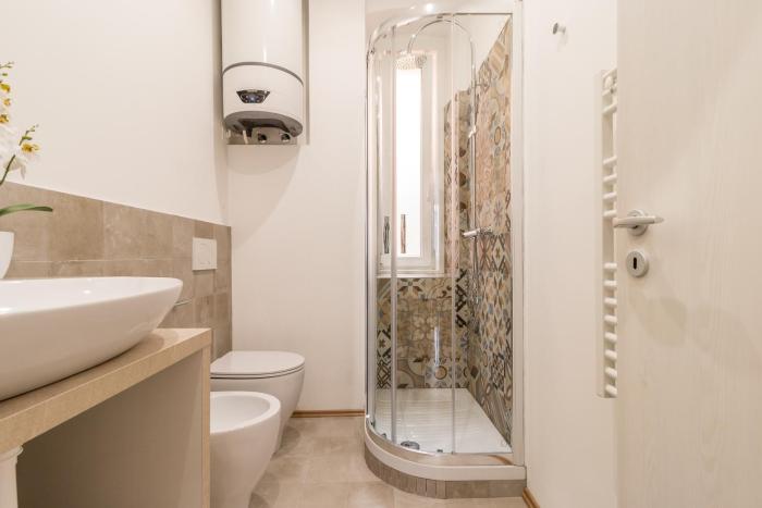 pregiata camera con bagno privato blu di prussia