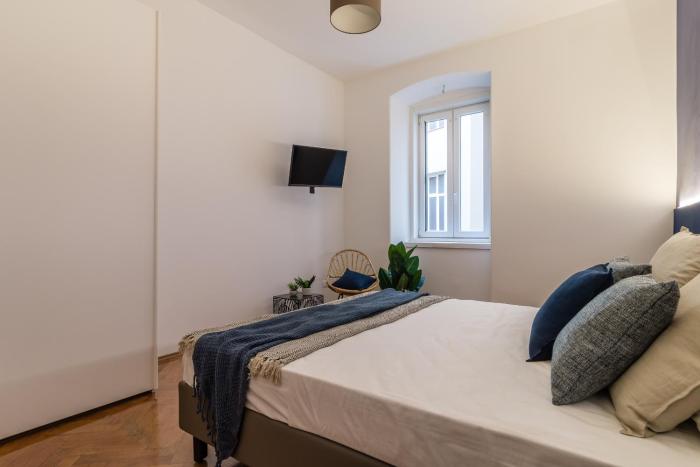 pregiata camera con bagno privato blu di prussia