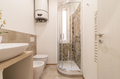 pregiata camera con bagno privato blu di prussia