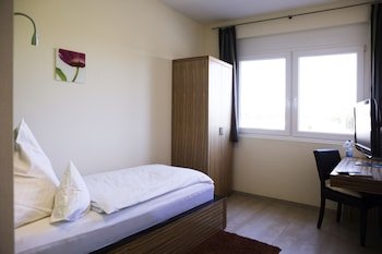 hotel maxis