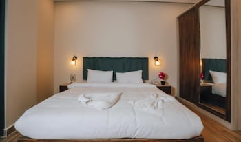 happy days pyramids view