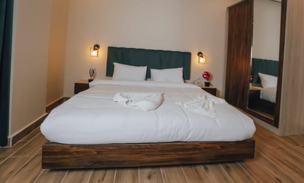 happy days pyramids view