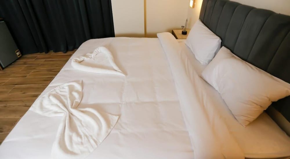 happy days pyramids view