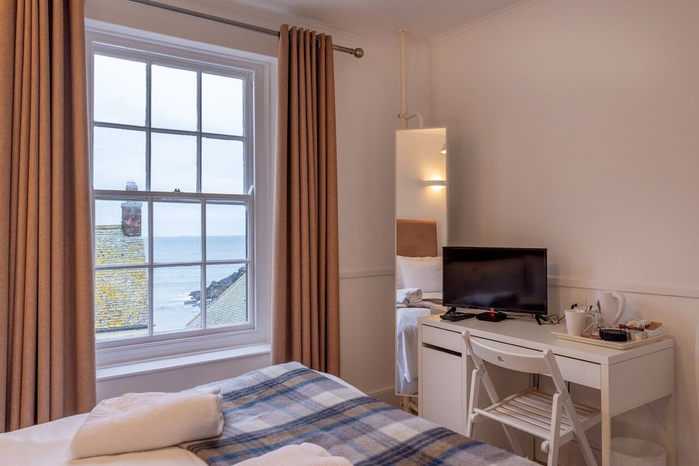 cadgwith cove inn
