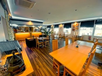 Hawk House,Sherborne>>Bristol,4 star
