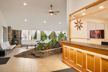 Howard Johnson By Wyndham Gravenhurst,Gravenhurst>>Bracebridge,2 star
