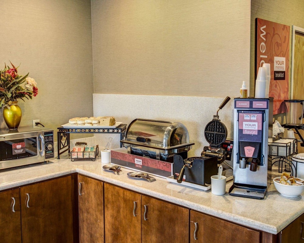 comfort inn and suites north greenfield