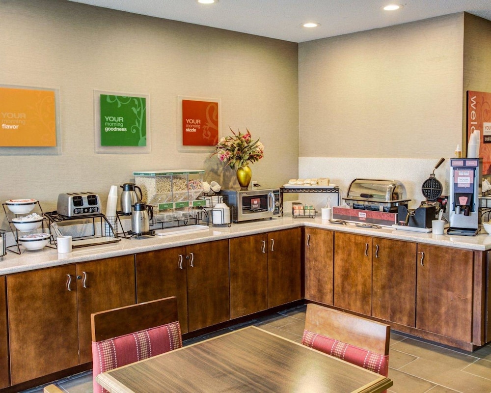 comfort inn and suites north greenfield
