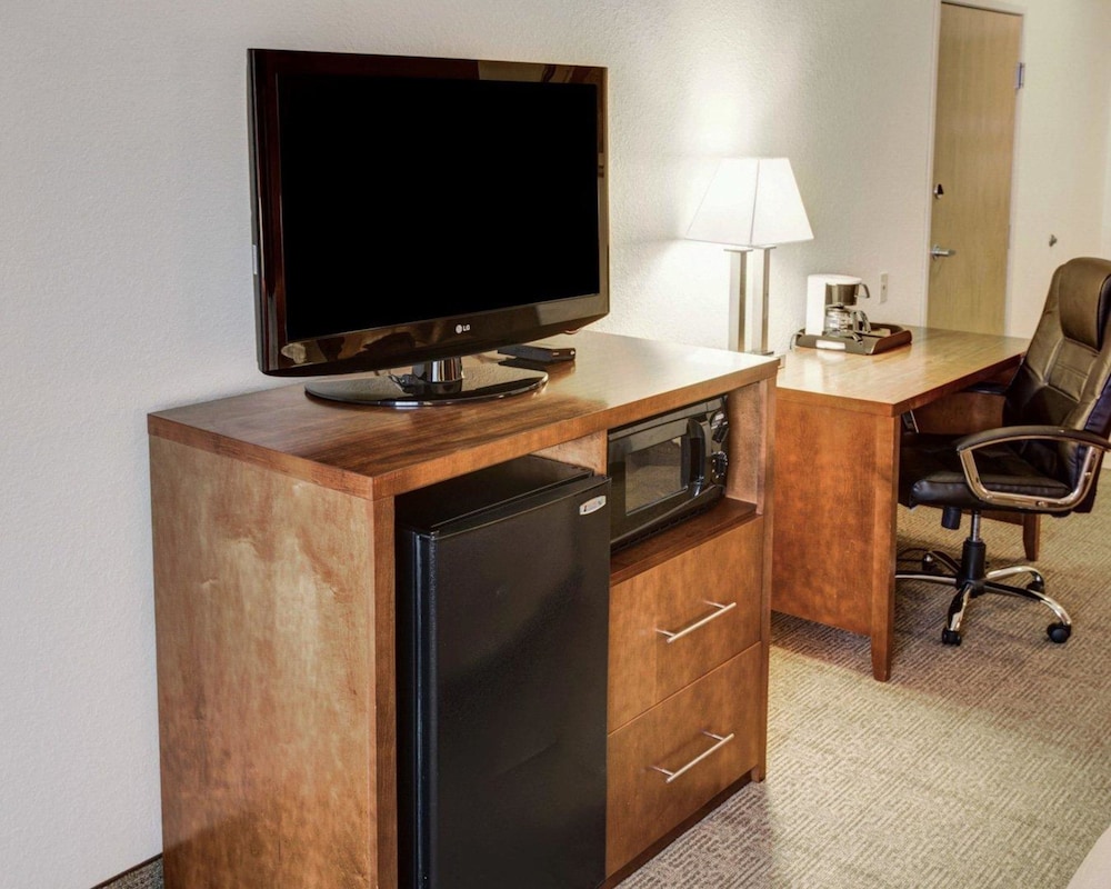 comfort inn and suites north greenfield