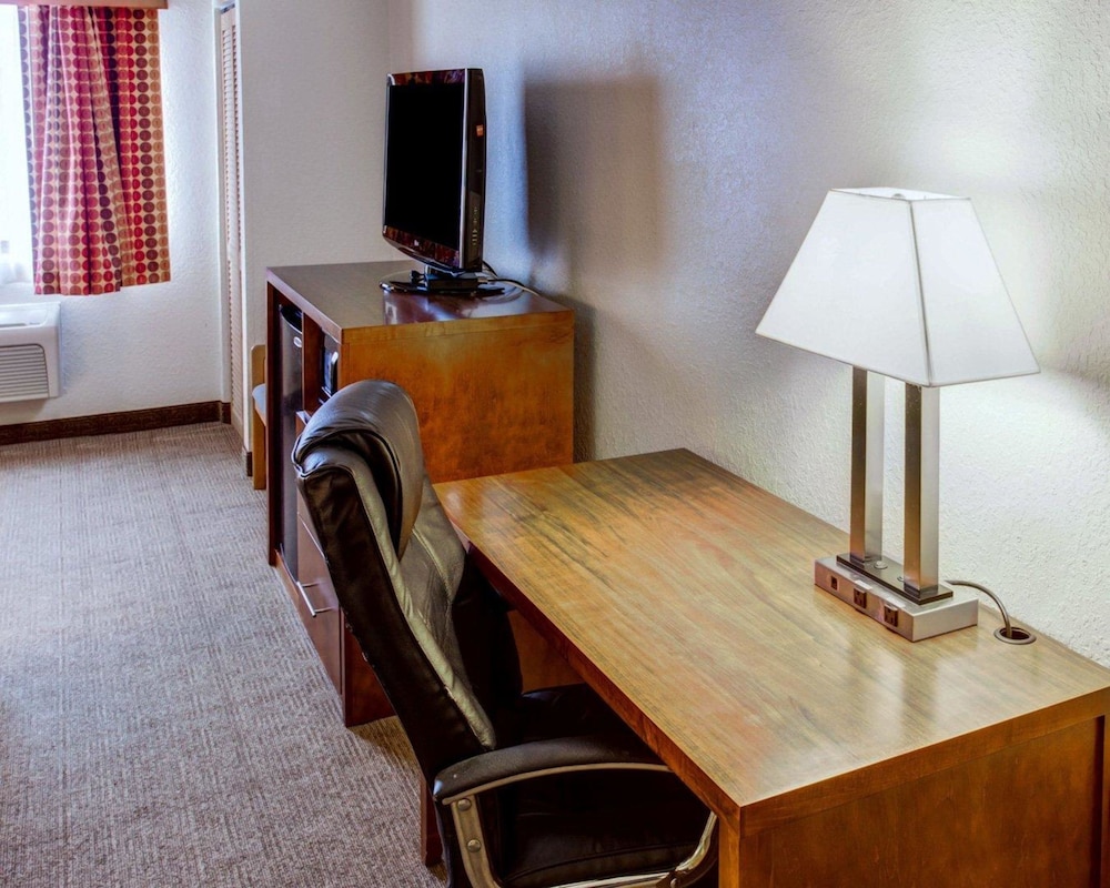 comfort inn and suites north greenfield