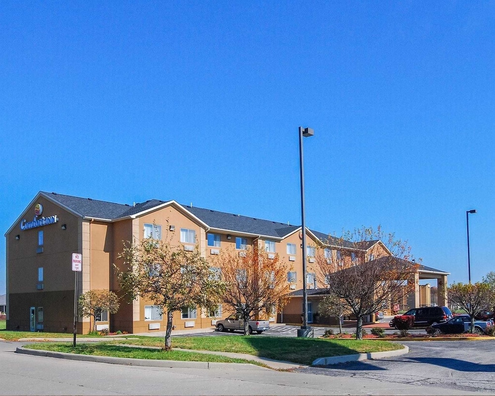 comfort inn and suites north greenfield