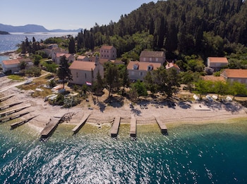 vrnik arts club