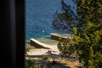 vrnik arts club