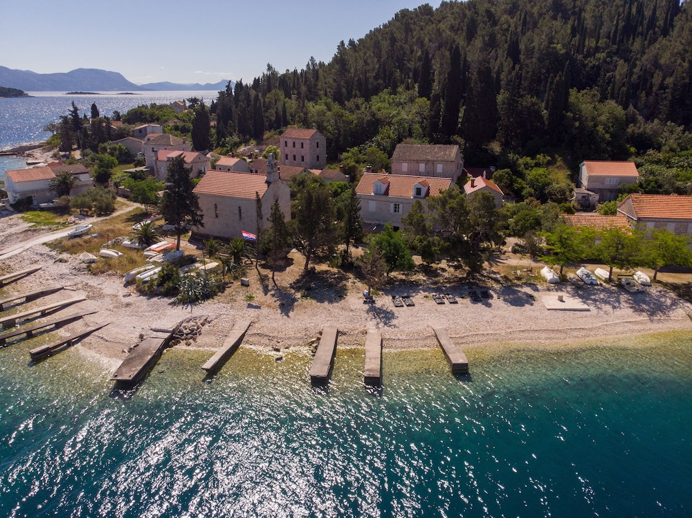 vrnik arts club