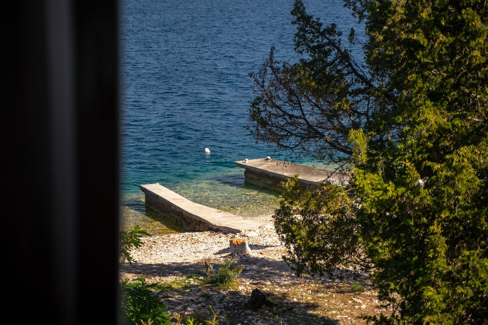 vrnik arts club