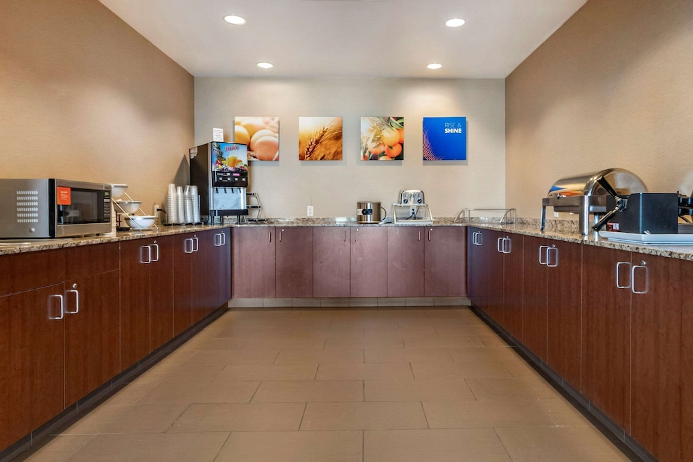 comfort suites airport university
