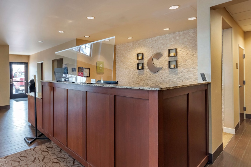 comfort suites airport university