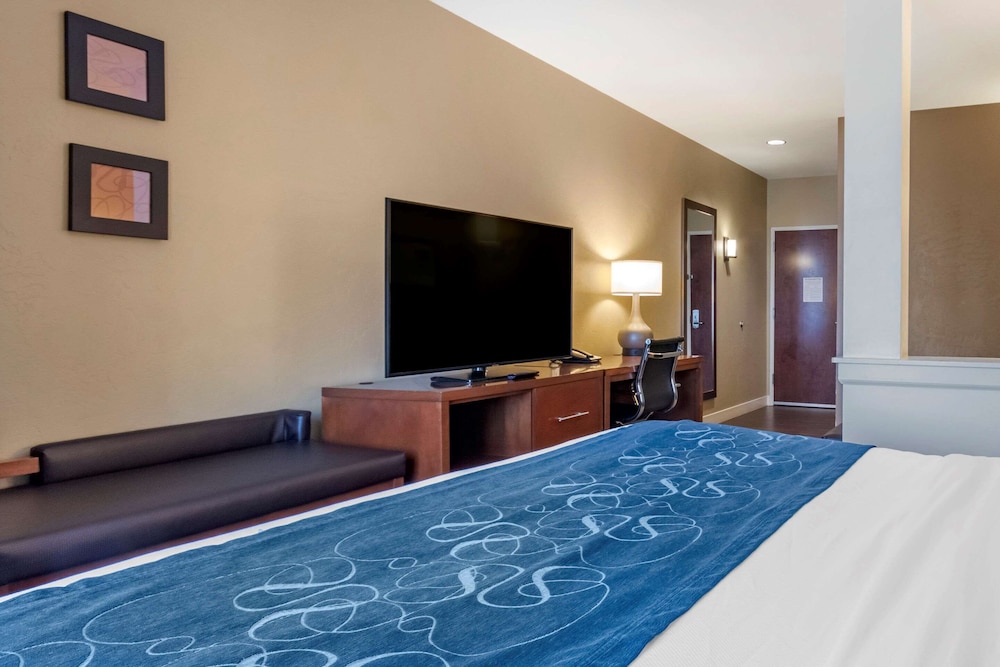 comfort suites airport university