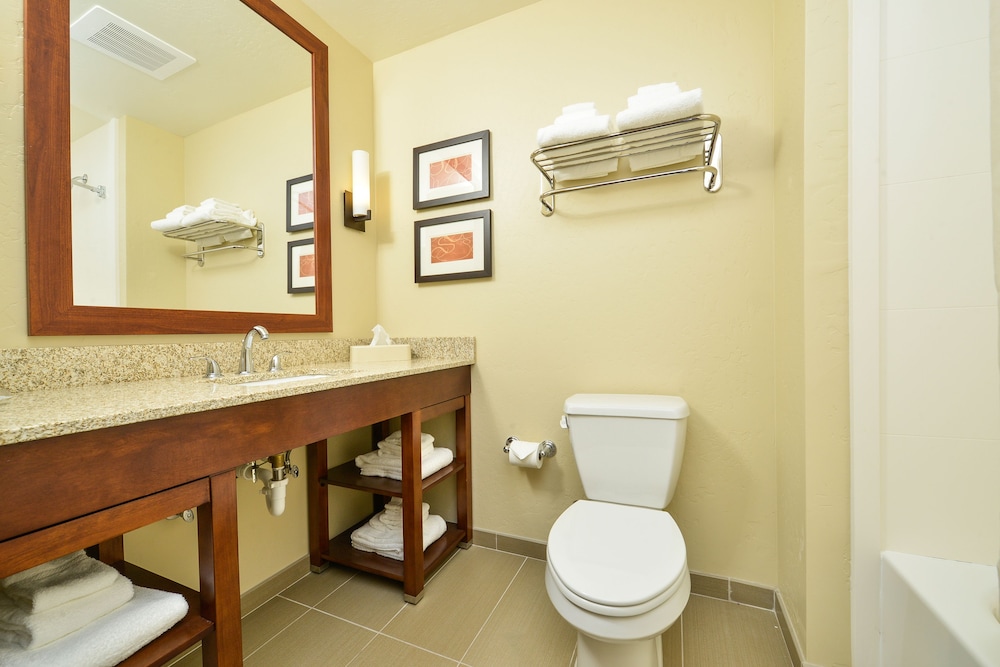 comfort suites airport university