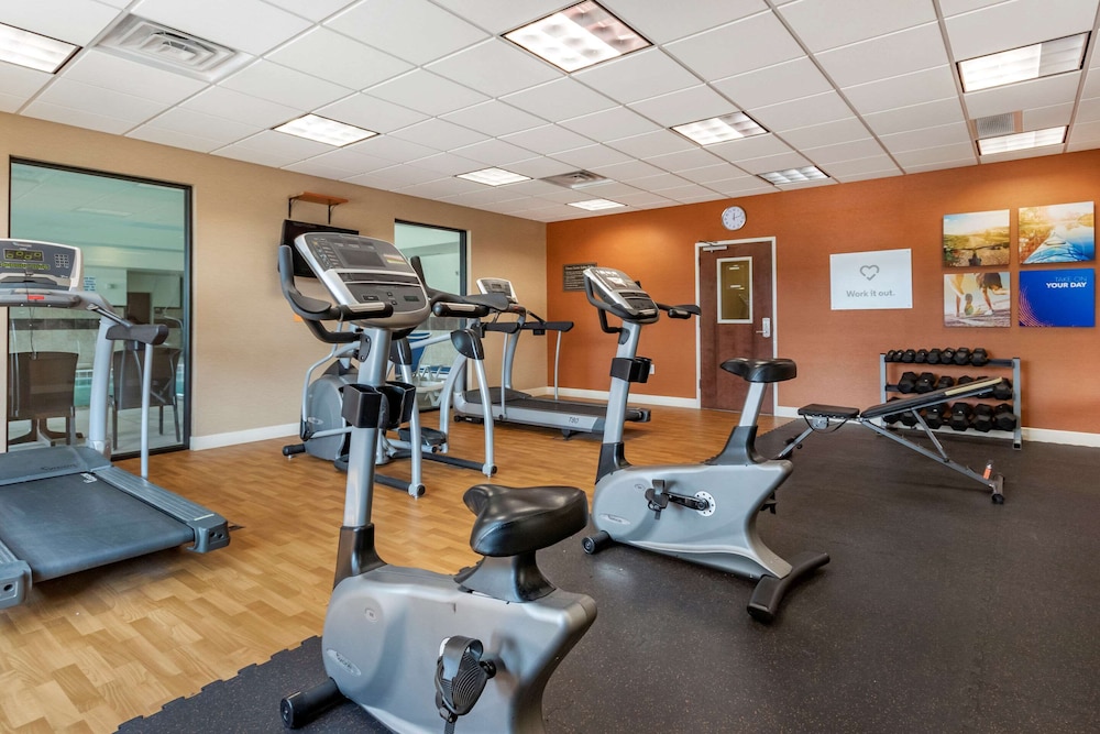 comfort suites airport university
