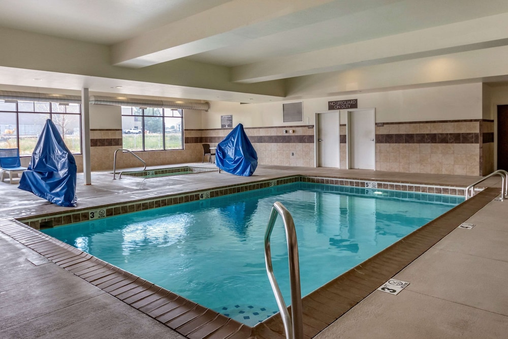 comfort suites airport university