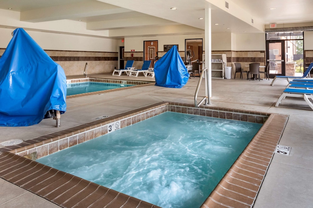 comfort suites airport university