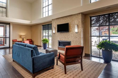comfort suites airport university