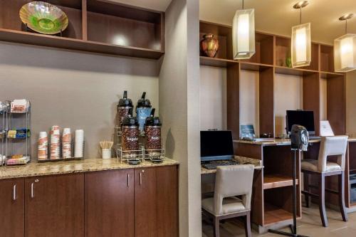 comfort suites airport university