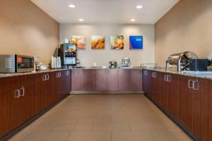 comfort suites airport university